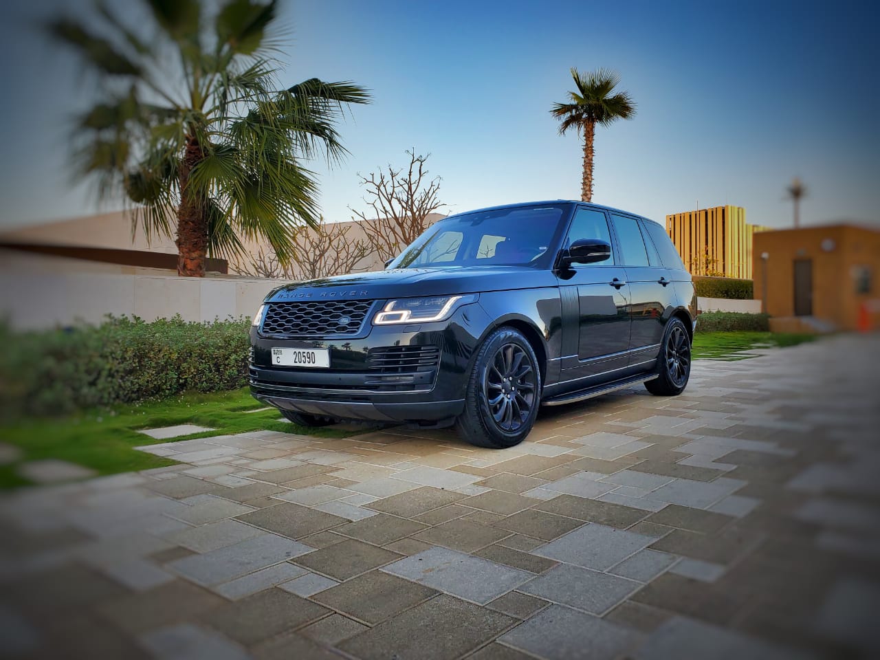 Rent Range-Rover Vogue BLACK 2019 in Dubai , UAE 