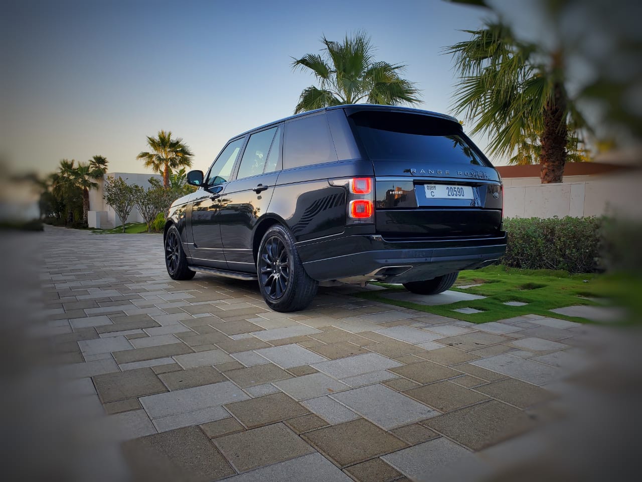 Rent Range-Rover Vogue BLACK 2019 in Dubai , UAE 