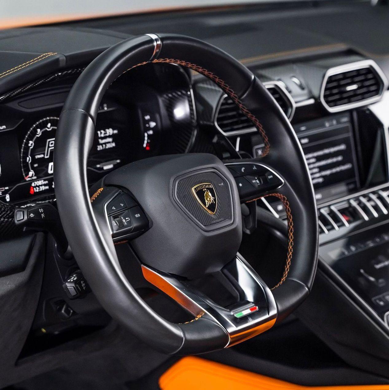 Lamborghini Urus V8 Orange  2023