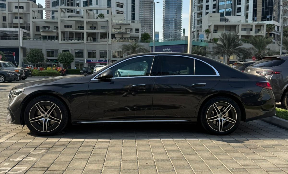 Mercedes-Benz E 300 Full Option Black  2025
