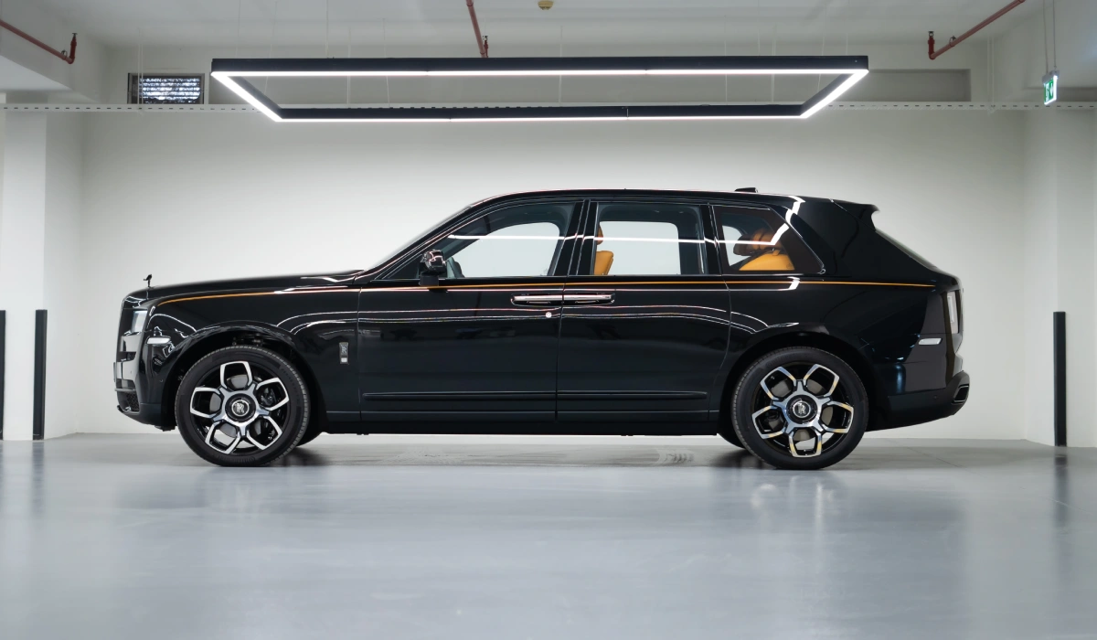 Rent Rolls-Royce Cullinan BLACK 2022 in Dubai , UAE 