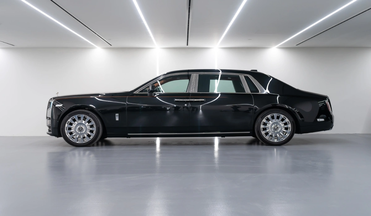 Rent Rolls-Royce Phantom BLACK 2022 in Dubai , UAE 