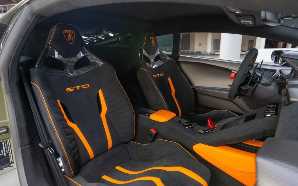 Rent Lamborghini Huracan GREEN 2024 in Dubai , UAE 