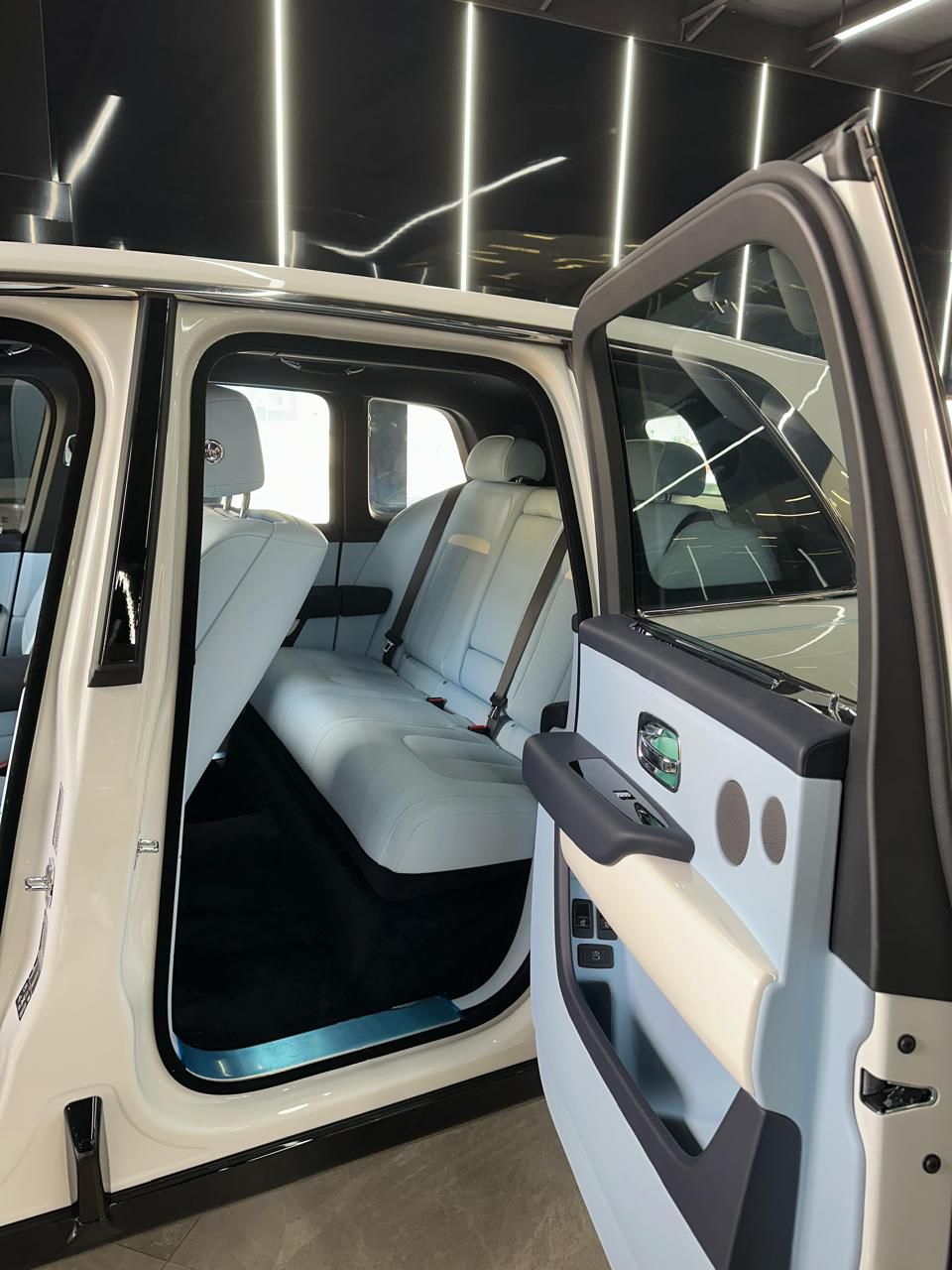 Rent Rolls-Royce Cullinan WHITE 2025 in Dubai , UAE 