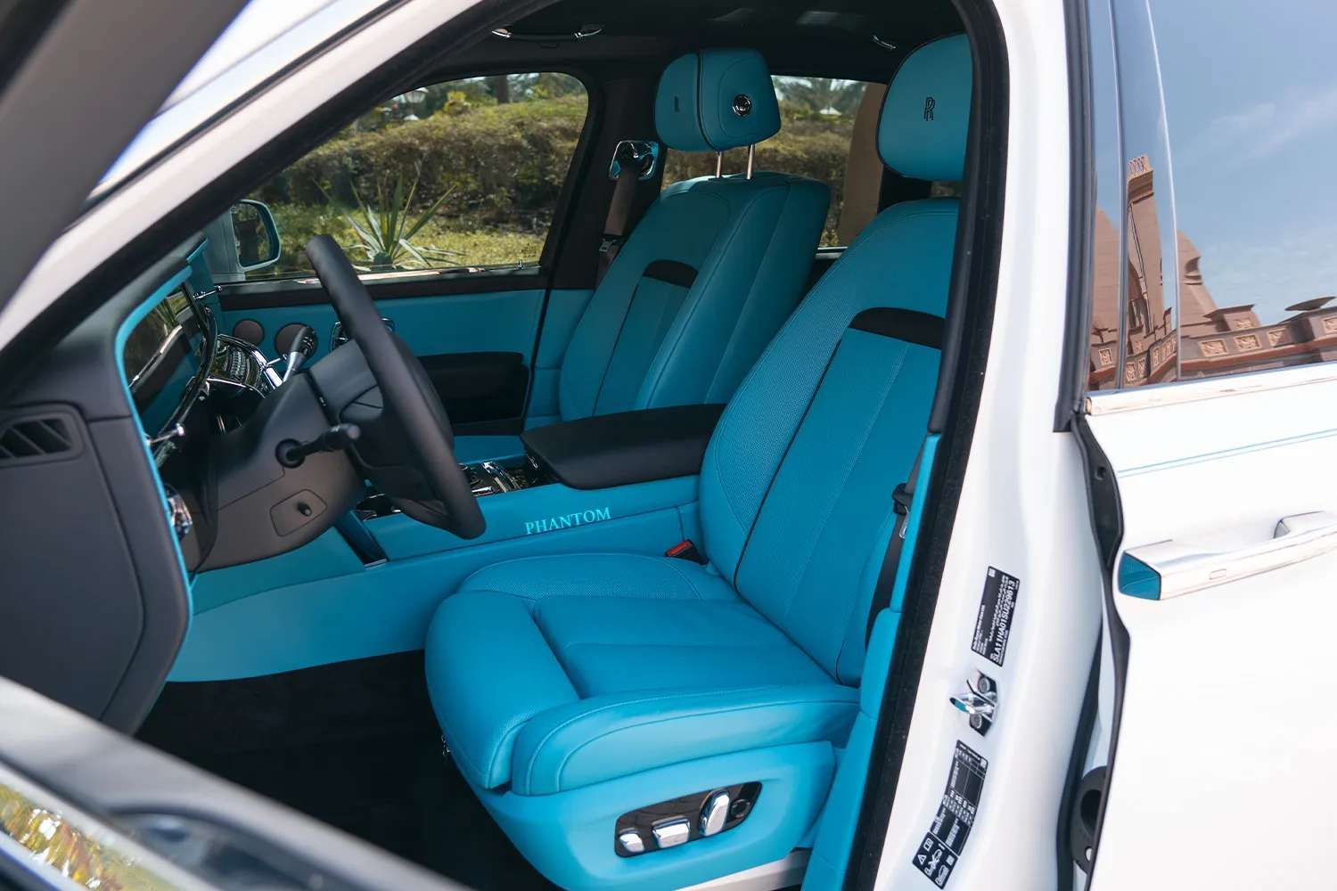 Rent Cullinan WHITE 2025 with chauffeur in Dubai , UAE 