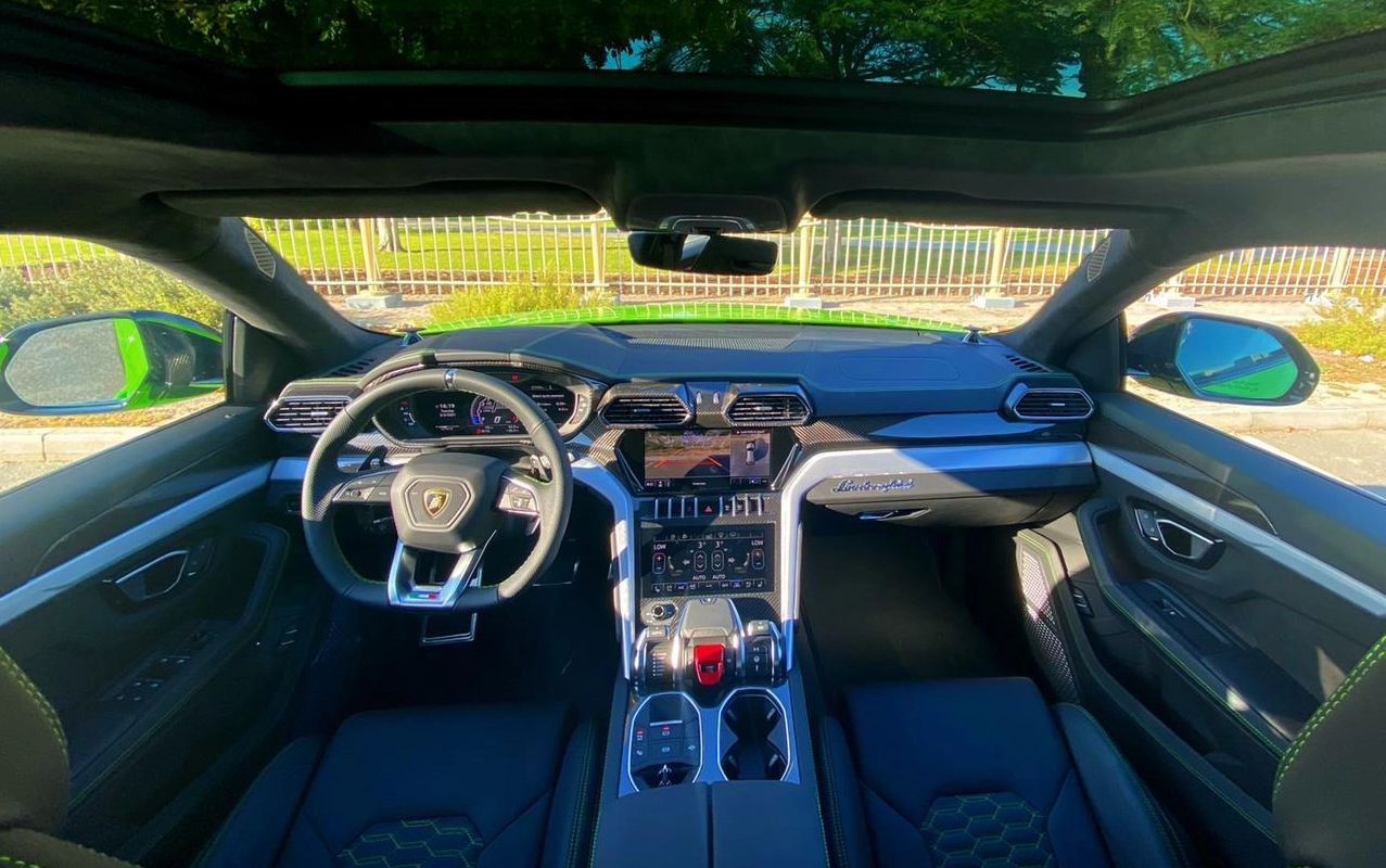Rent Lamborghini Urus GREEN 2021 in Dubai , UAE 