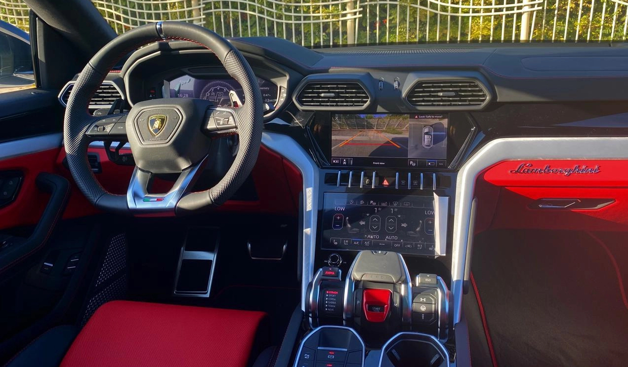 Rent Lamborghini Urus WHITE 2021 in Dubai , UAE 