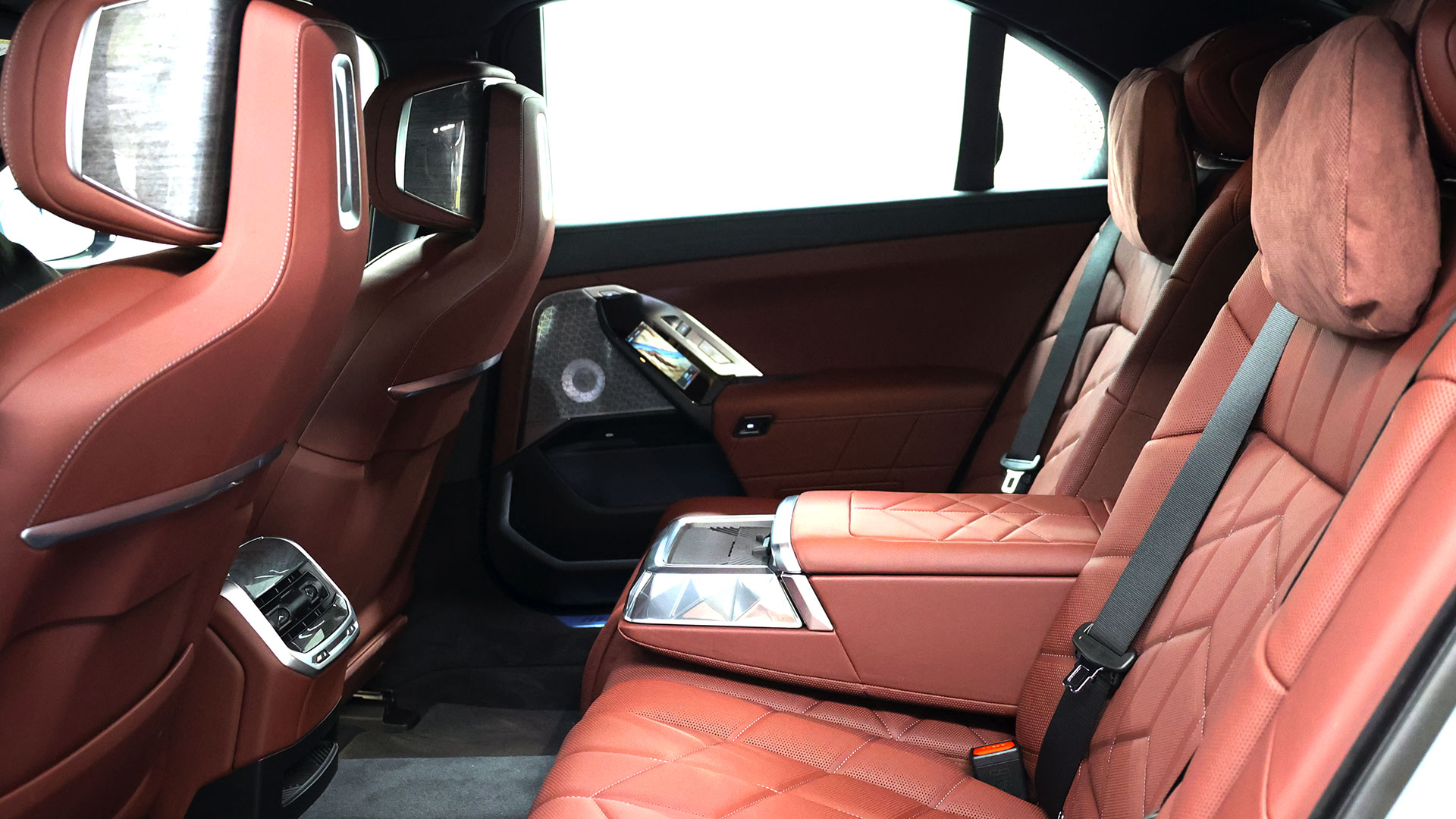 Rent Bmw Series 7 BLUE 2023 in Dubai , UAE 