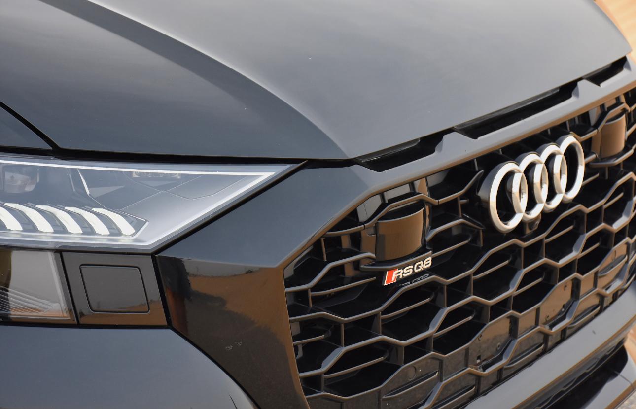Rent Audi Rsq8 BLACK 2022 in Dubai , UAE 