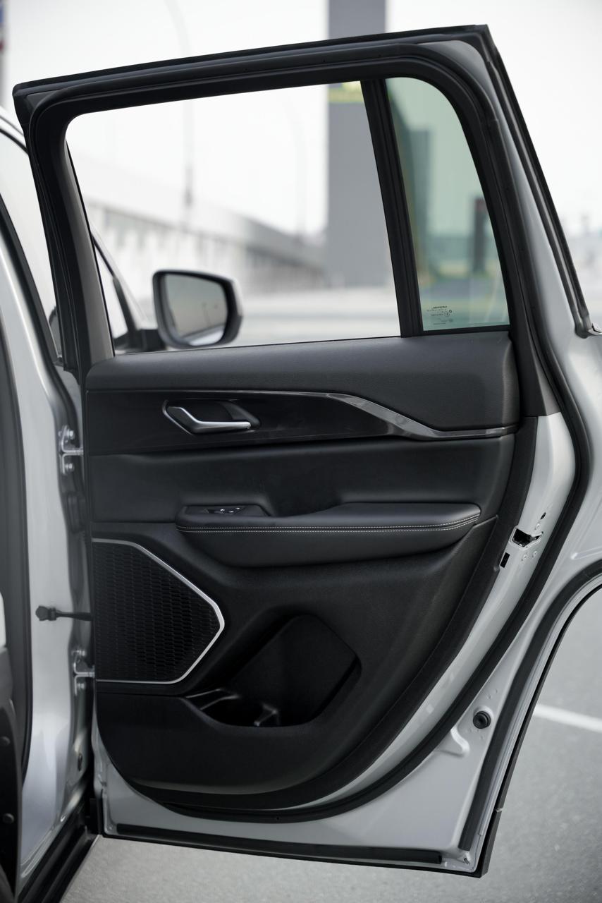 Rent Jeep Grand cherokee GREY 2024 in Dubai , UAE 