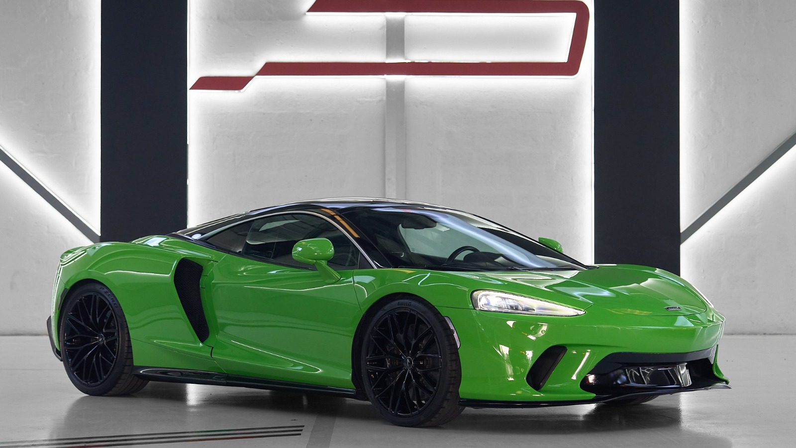 Rent McLaren Gt GREEN 2021 in Dubai , UAE 