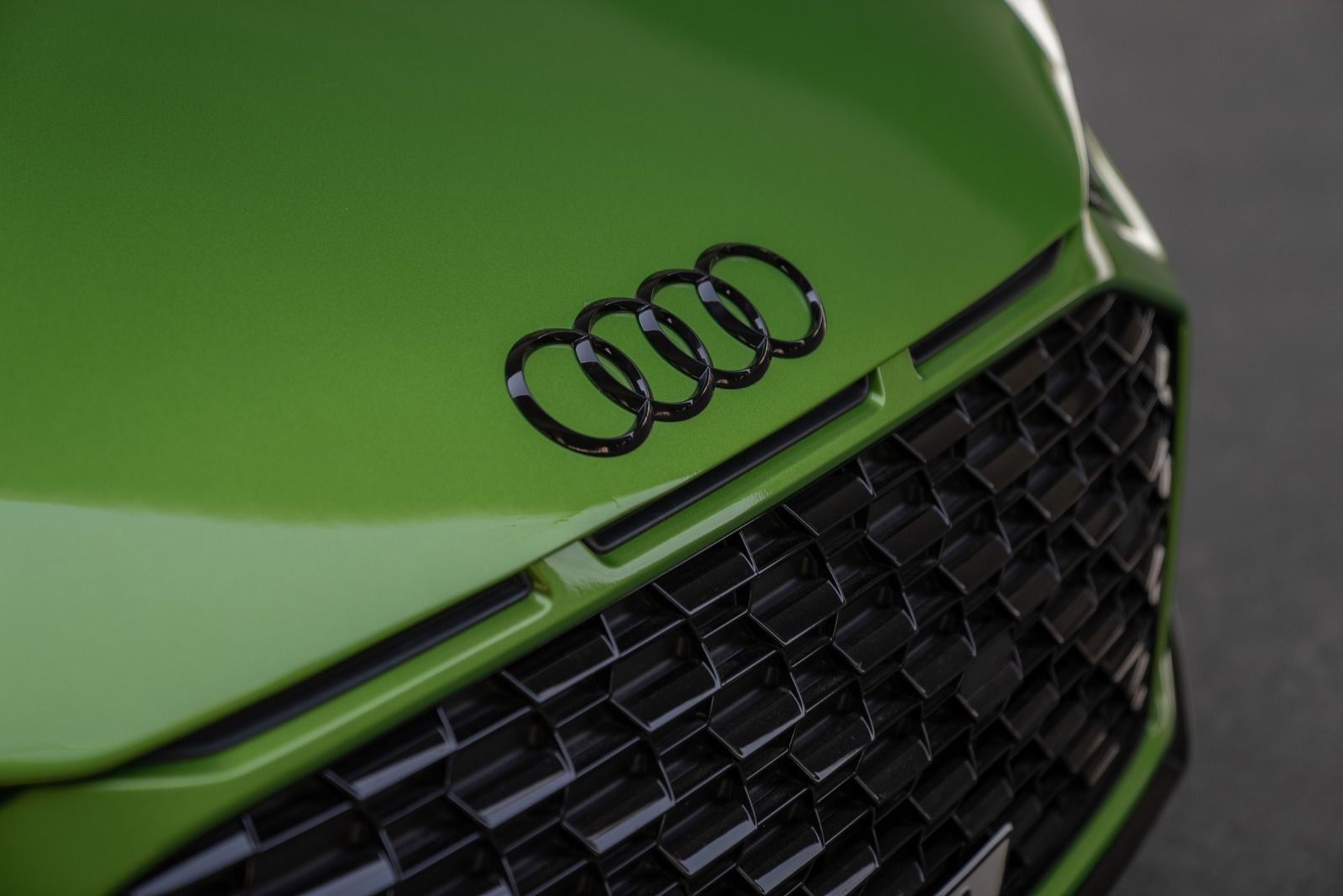 Rent Audi R8 GREEN 2021 in Dubai , UAE 