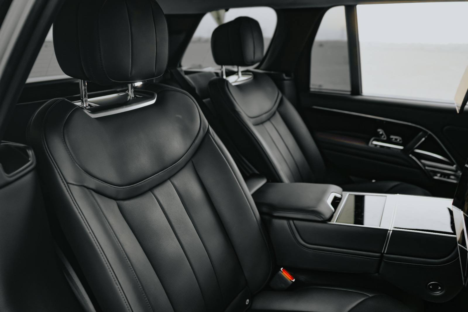Rent Range-Rover Vogue BLACK 2023 in Dubai , UAE 